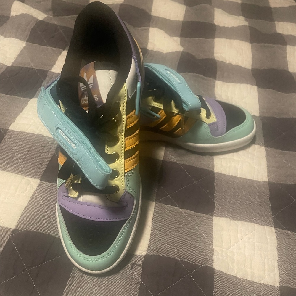 New shoes. No tags or box. They are too big for me.